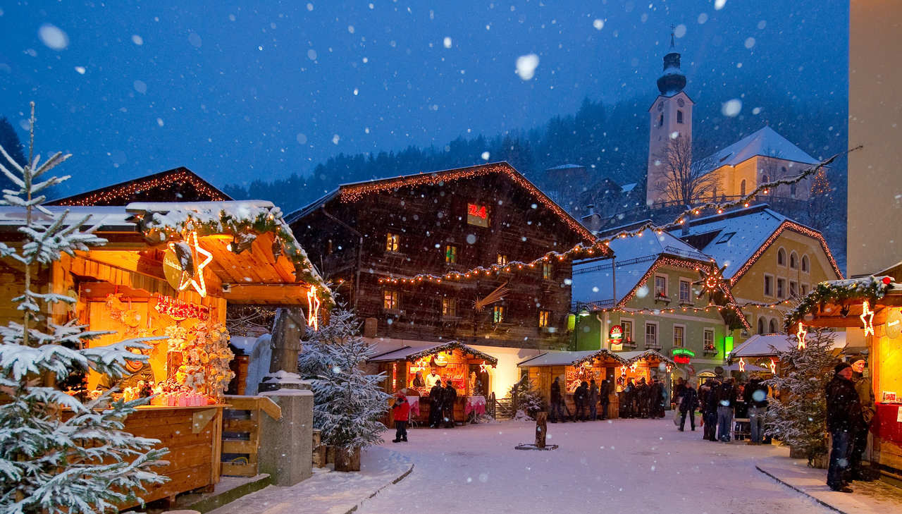 Der vorweihnachtlich geschmückte Marktplatz von Großarl